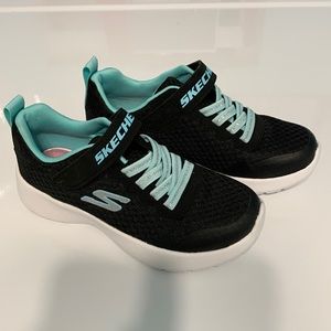 NWT Skecher shoes kid size 13 (toddler)